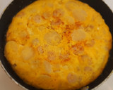 Foto del paso 6 de la receta: Tortilla de gambas al ajillo y patatas