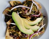 Foto del paso 9 de la receta: Chilaquiles con elote asado, frijoles negros y pepitas