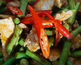 รูปขั้นตอนการทำที่ 2 ของ "หมูผัดพริกแกงถั่วฝักยาว"
