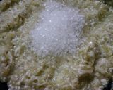 A picture of step 3 of Lauki halwa.