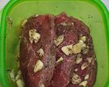 Foto langkah ke 1 dari resep Steak saus lada hitam (super simple).