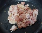 Foto langkah ke 2 dari resep Nasi Bakmoy Ayam Dengan Telur Puyuh Kecap.