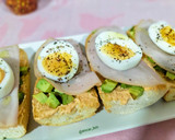 Foto del paso 4 de la receta: Tostada de pavo con cheddar, aguacate y huevo cocido