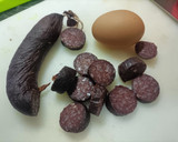 Foto del paso 1 de la receta: Huevo frito con morcilla de arroz