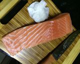 Hình bước làm 3 của món Sushi cá hồi