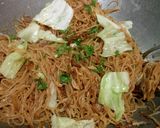 Foto langkah ke 4 dari resep Bihun Goreng Hemat ala jajanan kantin sekolah :P.