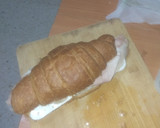 Foto del paso 2 de la receta: Croissant con tomate, queso tierno y pata de cerdo asada
