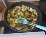 Foto del paso 4 de la receta: Muslitos de pollo con salsa de setas con verduras