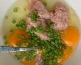 รูปขั้นตอนการทำที่ 2 ของ 🥚 ไข่เจียวหมูสับ สูตรคุณแม่ 👩👧