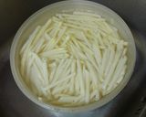 Foto del paso 8 de la receta: Jamoncitos de pollo adobados y asados en freidora de aire con salsa de Cola-Cola y papas fritas