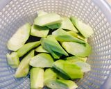 Hình bước làm 2 của món Canh nấm rơm cùng nồi mướp