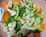 Foto langkah ke 3 dari resep Cha Brokoli Kembang Kol Wortel.
