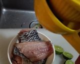 Foto del paso 4 de la receta: Encocado de lebranche y mariscos con monedas de plátano verde y arroz blanco con cucayo