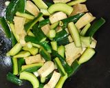百頁豆腐炒小黃瓜的食譜步驟2照片