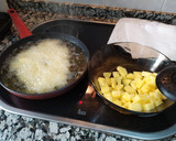 Foto del paso 1 de la receta: Tortilla de patatas con cebolla