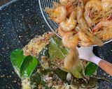Foto langkah ke 3 dari resep Udang Saus Mentega.