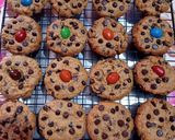 Foto langkah ke 7 dari resep Cookie Monster Chewy Chocochips Cookies.