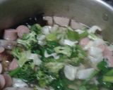 Foto langkah ke 5 dari resep Sup brokoli sosis bakso.