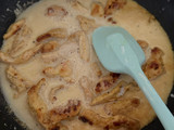 Спагеті з куркою, вершками та сиром