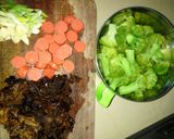Foto langkah ke 1 dari resep Tumis Brokoli Jamur Kuping.