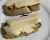 Foto del paso 2 de la receta: Tostas de queso San Simón y mermelada de higos