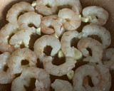 Foto del paso 2 de la receta: Supremas de merluza y gambones, al vino blanco, con ajos y aove