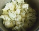 A picture of step 1 of Dry gobhi masala.