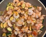 Foto del paso 4 de la receta: Salteado de gambas con calabacín y surtido de setas