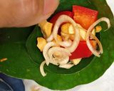 Hình bước làm 3 của món Hạt điều, ớt chuông, chanh sả cuốn lá lốt