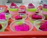 Foto langkah ke 2 dari resep Puding Rainbow Naga segeeerrr :D.