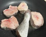 Foto del paso 3 de la receta: Merluza con gambones