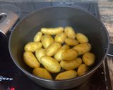 Φωτογραφία βήματος 1 της συνταγής Smashed potatoes με αρωματικά