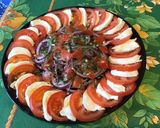 Une image de l'étape 7 de Salade de tomates à l oignon rouge et mozzarella di buffala.