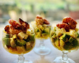 Foto del paso 2 de la receta: Copas de aguacate, mango y queso con langostinos