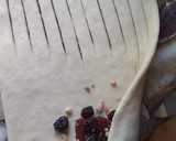 Foto del paso 4 de la receta: Pan "ovillo de lana" relleno con membrillo, pasas de uva y maní💜