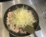 Foto langkah ke 2 dari resep Tumis Pepaya Daging Babi.