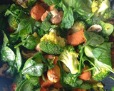 Foto del paso 4 de la receta: Salteado de verduras 🥬🥦🍄con pasta konjac y chorizo vegano💚