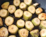 Hình bước làm 2 của món Nấm hầu thủ kho chuối xanh (món chay)