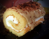 Foto del paso 7 de la receta: Enrollado relleno de nata con cobertura de crema pastelera de café