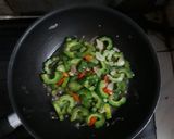 Foto langkah ke 3 dari resep Tumis Pare Pedas.