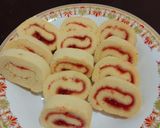 Foto langkah ke 6 dari resep LuGu strawberry (Bolu gulung).