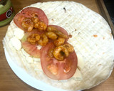 Foto del paso 3 de la receta: Quesadillas con camarones y tomate 🧀🍤🍅