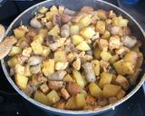 Baconos, kolbászos csirke krumplival és zöldborsóval recept fázis 3 fotója