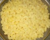 Foto langkah ke 1 dari resep Creamy Baked Mac and Cheese.