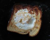 Foto del paso 2 de la receta: Desayuno rápido y sencillo (Huevo en canasta y Pan con maní)