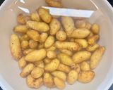 A picture of step 1 of Crispy Ratte Potatoes in the Air Fryer 🥔.