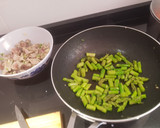 Foto del paso 2 de la receta: Arroz con bonito, ajetes y espárragos