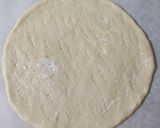 Hình bước làm 4 của món Pizza cá hồi xúc xích thịt xông khói