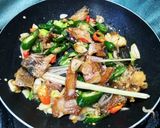 Foto langkah ke 4 dari resep Tumis ikan gabus cabai ijo.