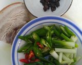 豆鼓炒五花肉的食譜步驟1照片